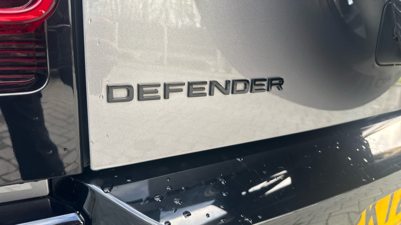 Land Rover Defender 3.0 D250 X-Dynamic SE 110 5dr Auto Diesel Estate